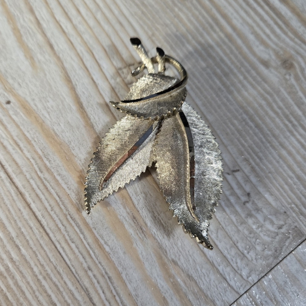 Vintage Gold Tone Leaf Brooch